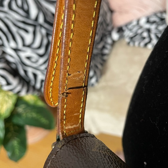 Louis Vuitton Chantilly crossbody bag - Picture 3 of 14